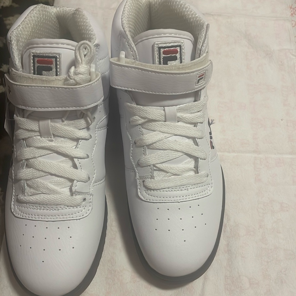 Brand Fila color, white navy blue and red size 6 1/2 in kids